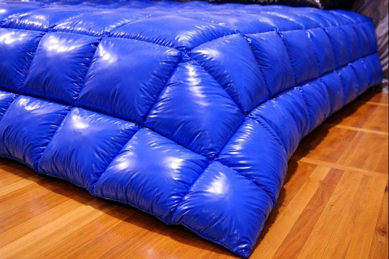 Double Bed Shiny Nylon Q Set with 2 Pillows